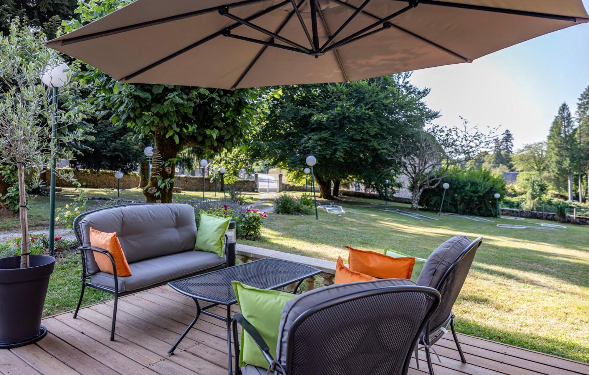 Domaine De La Clauzure Hotel La Roche-Canillac Bagian luar foto