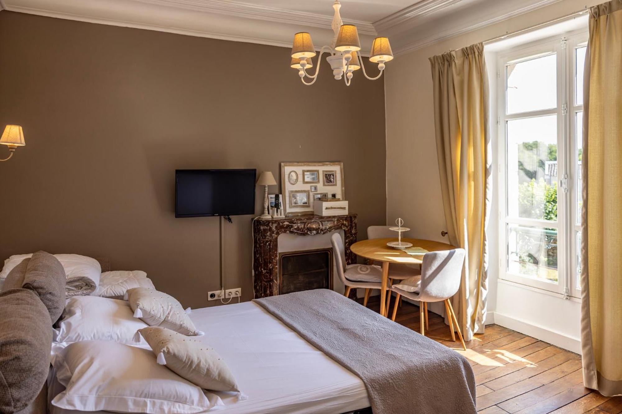 Domaine De La Clauzure Hotel La Roche-Canillac Bagian luar foto